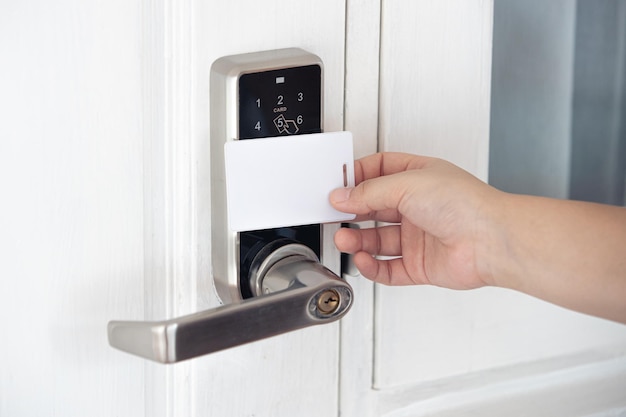 Крупным планом люди, использующие бесконтактную систему безопасности дверного шкафчика для сканирования удостоверений личности, открывают дверь
