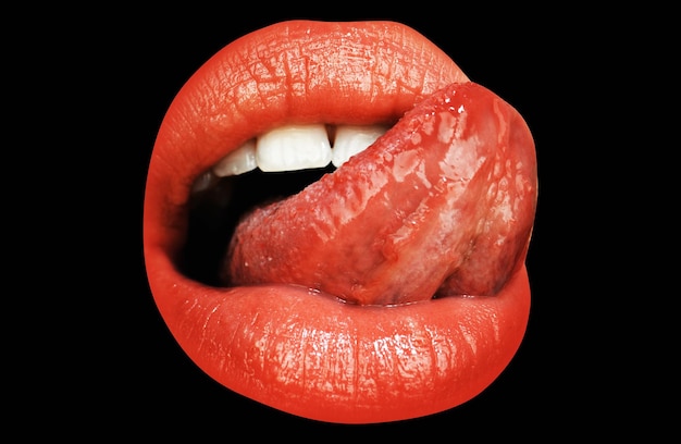ふっくらとしたセクシーな完全な唇マクロ顔詳細 isol を舌でクローズ アップ完璧な自然な唇女性の口