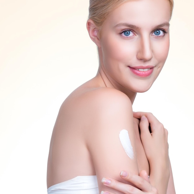 Photo closeup personable beautiful woman putting skincare cream on isolated background