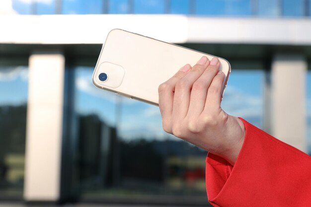 Foto primo piano del telefono nelle mani di una giovane donna