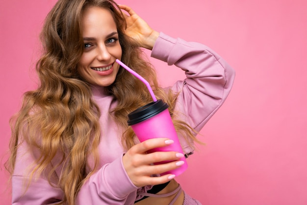 毎日のスタイリッシュな服を着ている魅力的な若い幸せな笑顔のブロンドの女性のクローズアップ写真