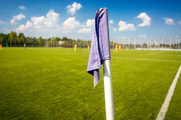 Крупным планом фото синий угловой флаг на футбольном поле