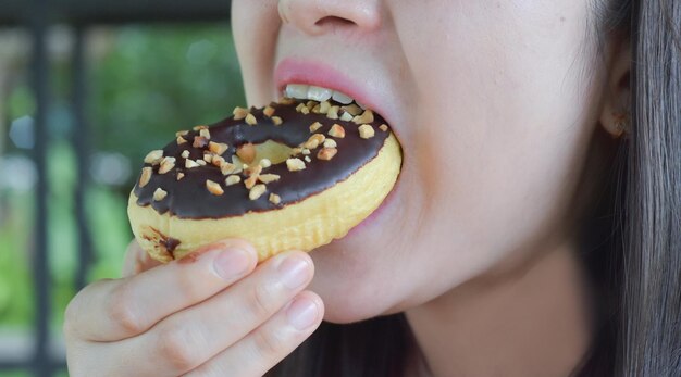 Photo closeup photo of food in mouth eating food