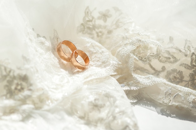 写真 2つの結婚式の金の指輪のクローズアップ写真。