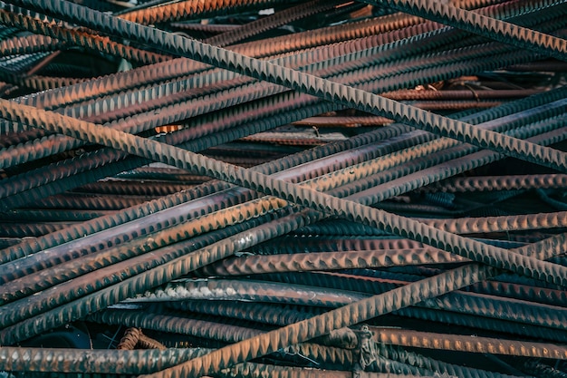 Photo closeup photo of rusty rebar pieces piled in heap
