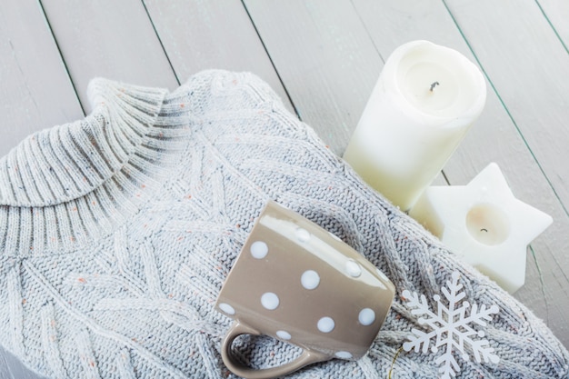 マグカップと暖かいセーターのクローズアップ写真