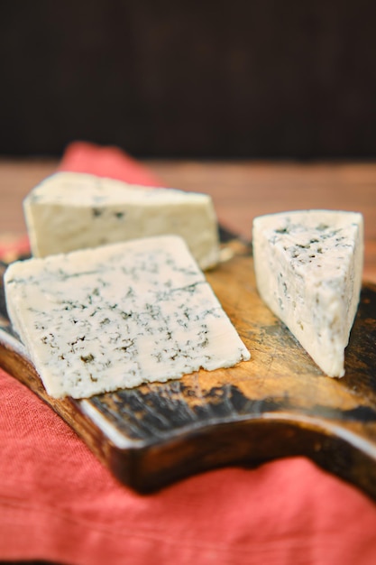 Foto del primo piano con profondità di campo ridotta di diversi tipi di formaggio blu con muffa