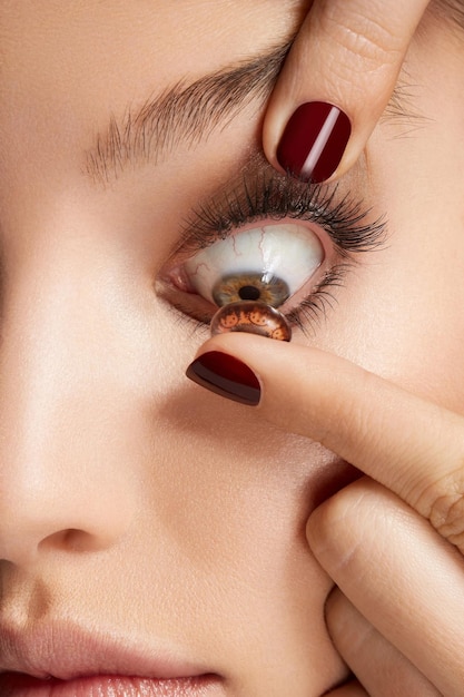 Фото вблизи женщины в контактных линзах глаза и контактные линзы