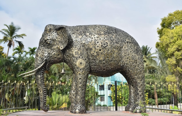 Близкий снимок статуи слона, установленной в парке