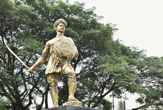 Foto una foto ravvicinata di una statua del guerriero indiano sangolli rayanna installata in un parco