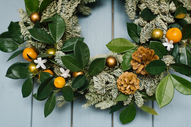 Photo closeup of a piece of christmas wreath on a wall