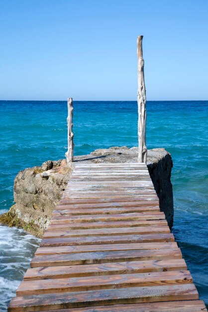 Foto primo piano del molo di hort cove e beach ibiza spagna