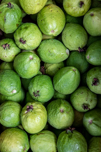 Foto primo piano del mucchio di guava alla bancarella del mercato all'ingrosso.