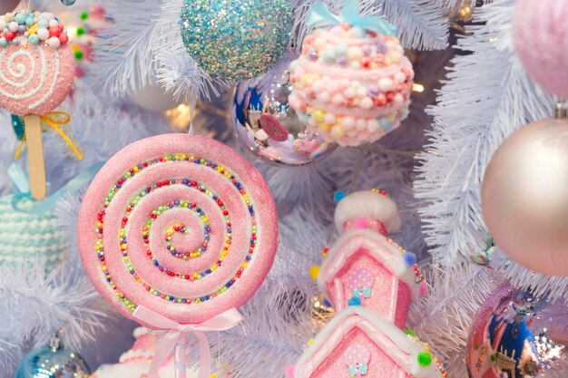 Photo closeup of pink colored christmas toys on the christmas tree