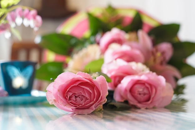 Photo closeup of pink roses on a table