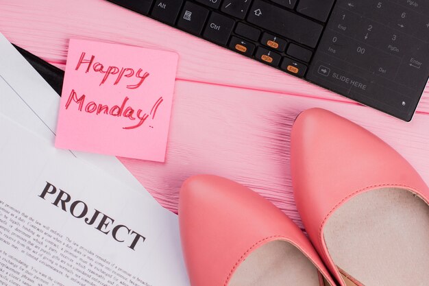 Photo closeup pink women shoes with sticky paper