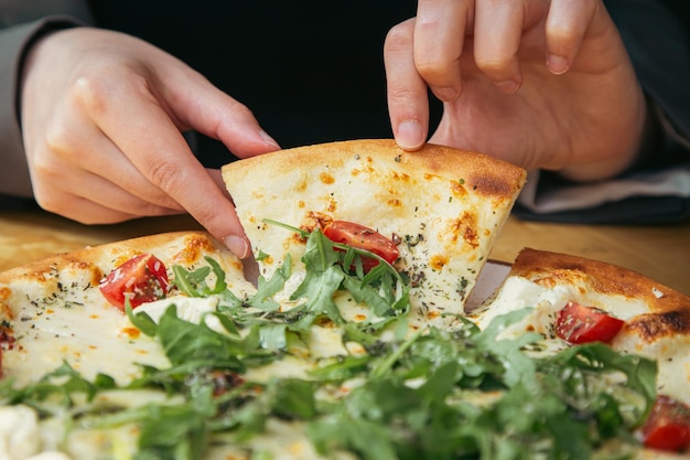 Closeup plantaardige vegetarische pizza met kerstomaatjes en rucola