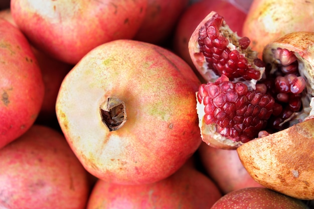 Photo closeup pomegranate at market stall in southern spain