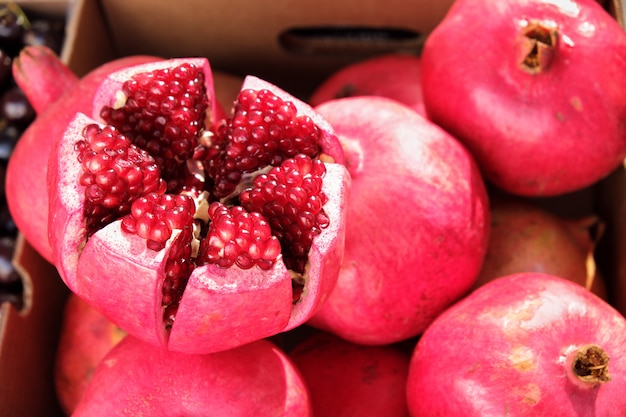 Photo closeup pomegranate at market stall in southern spain