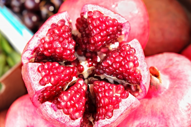 Photo closeup pomegranate at market stall in southern spain