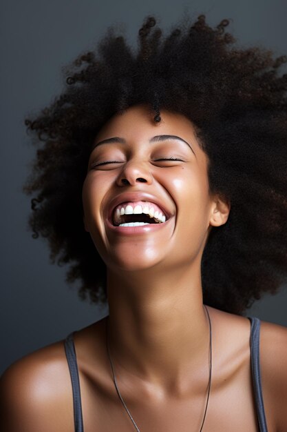 벽에 맞대고 머리를 뒤로 던져 웃는 아프리카계 미국인 소녀의 클로즈업 초상화 행복한 생성 AI