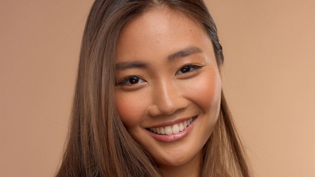 카메라에 활짝 웃는 아시아 태국 일본 모델의 근접 촬영 초상화