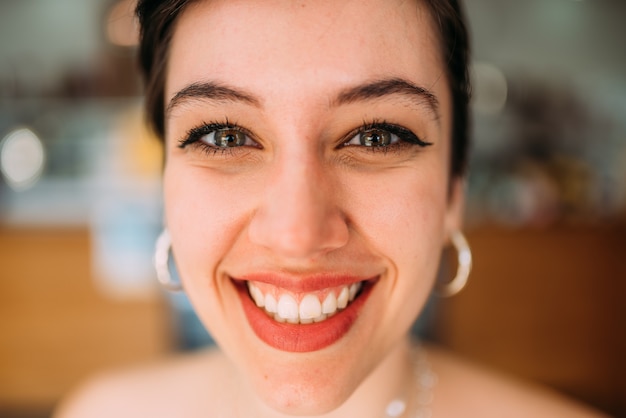 Foto ritratto del primo piano di bella giovane donna ispanica latina sorridente con capelli corti neri scuri bob