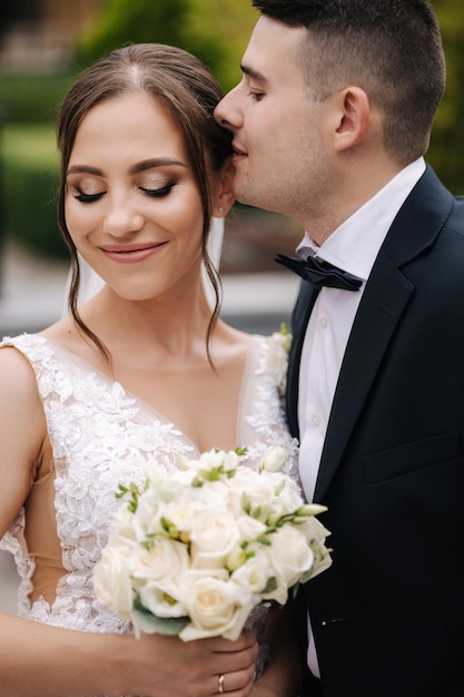 公園で屋外を歩く美しい結婚式のカップルのクローズ アップの肖像画