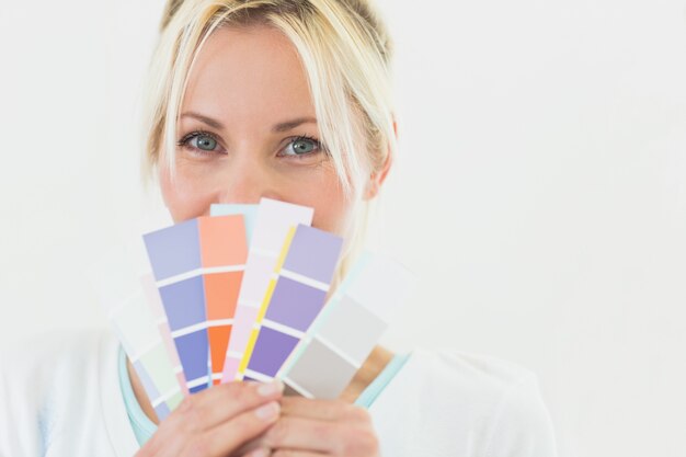 Foto ritratto del primo piano di bei campioni di colore della tenuta della donna