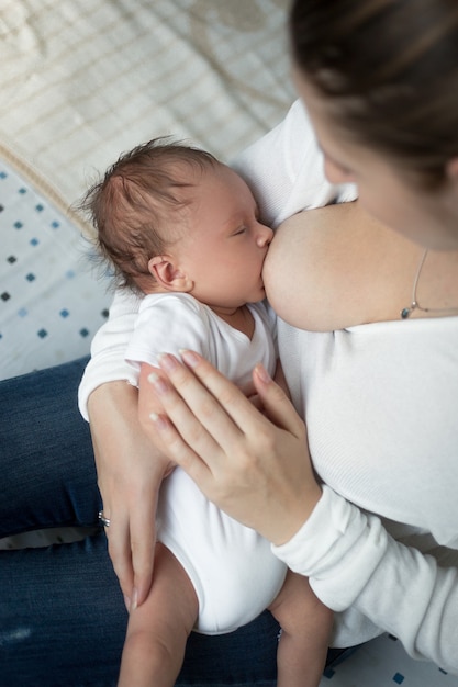 彼女の小さな赤ちゃんを母乳で育てるのクローズ アップの肖像画