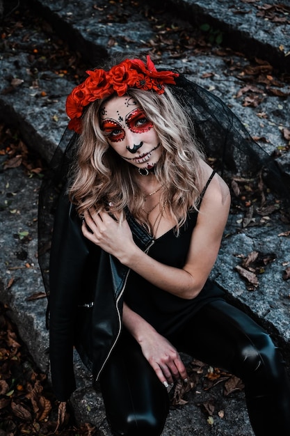 Photo closeup portrait of calavera catrina. young woman with sugar skull makeup. dia de los muertos. day of the dead. halloween. santa muerte makeup woman on halloween eve