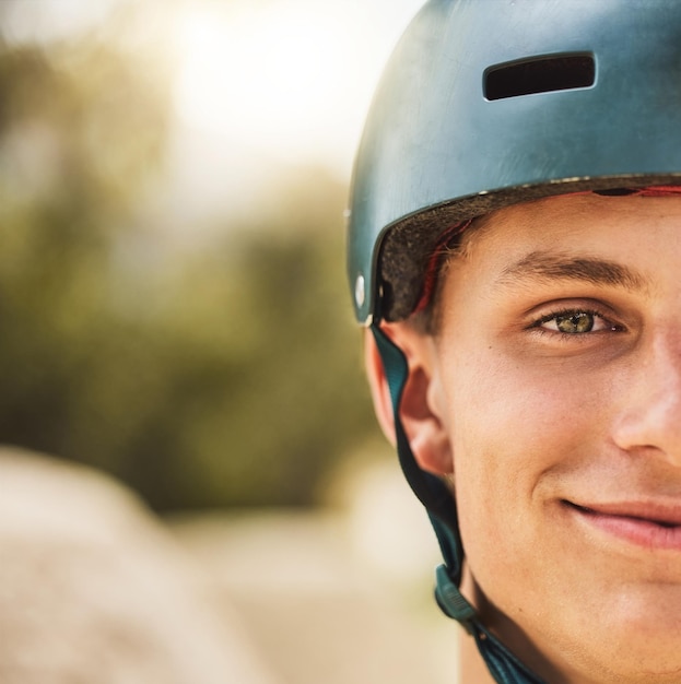 クローズ アップ ポートレート サイクリング ヘルメットとマウンテン バイク公園の競争やコンテストで男性の笑顔