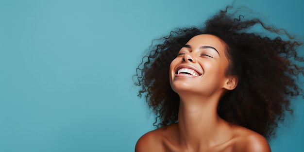 Портрет крупным планом счастливой красивой афроамериканки лет 30. Роскошная молодая женщина с короткими волосами на розовом фоне