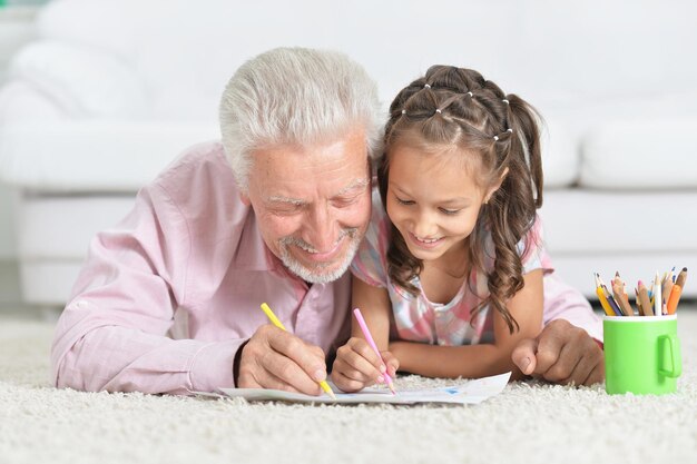 Ritratto del primo piano del nonno felice con la nipote che si riunisce