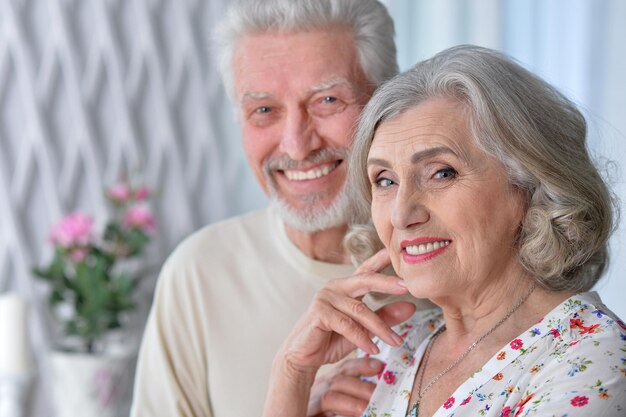 自宅で幸せな年配のカップルのクローズアップの肖像画