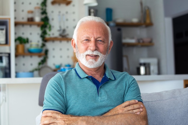 Photo closeup portrait of happy senior man looking at camera