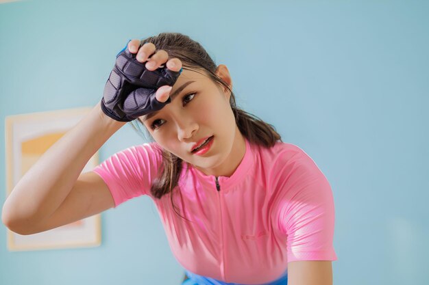 クローズアップ 写真 美しい美しい 餓した陽気な陽気 な女の子が新鮮な熱い美味しいフライドポテトを食べるのを楽しんでいます