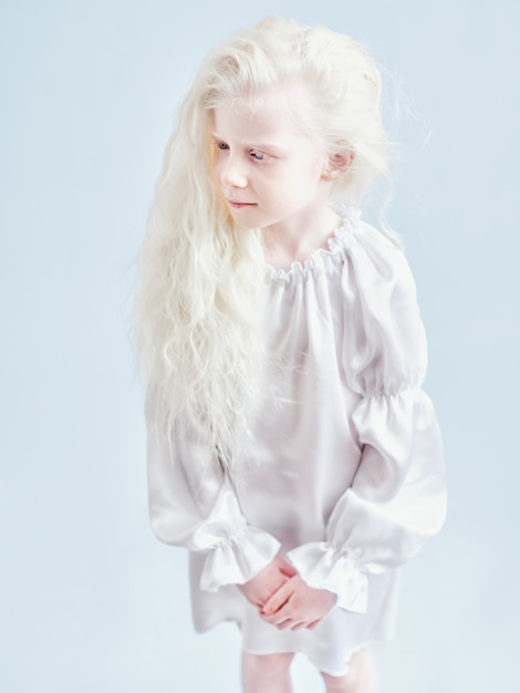 крупным планом Портрет маленькой девочки-альбиноса