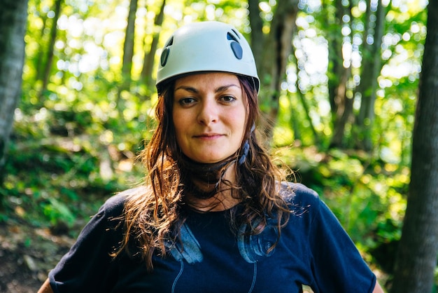 숲에서 헬멧에 여자의 근접 촬영 초상화
