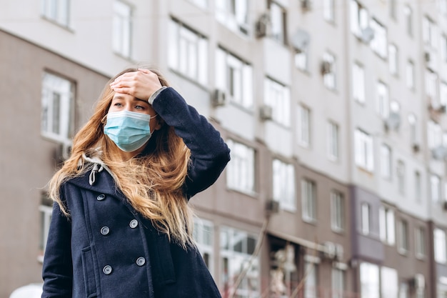 Фото Портрет крупного плана женщины в медицинской маске на улице, эпидемии коронавируса. женщина нарушила правила самоизоляции. sars-cov-2. защитить себя от covid-19.