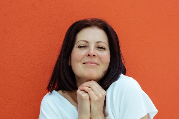 Photo closeup portrait of pleased emotional caucasian brunette woman forty years old colorful background