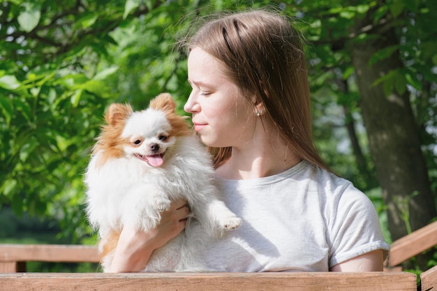 포메라니안과 젊은 여성의 근접 촬영 초상화