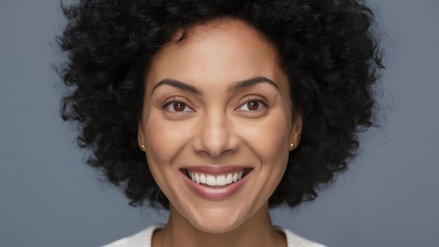 Photo closeup portrait of smiling pretty black woman