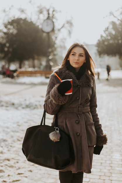 旧市街の通りを歩いている若い美しい女性のポートレート、クローズ アップ