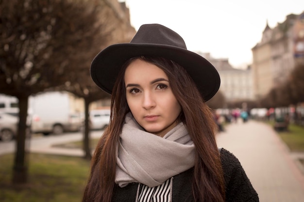 Foto ritratto del primo piano di una giovane modella bruna in cappello