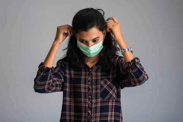 Макрофотография портрет молодой девушки или женщины, носящей медицинскую или хирургическую маску