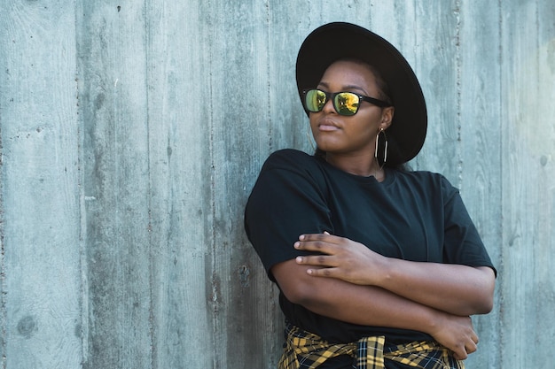 Foto closeup portret stijlvolle jonge afro-amerikaanse meisje met krullend haar in modieuze zonnebril in stedelijke met kopie ruimte en plaats voor reclame zomer hipster foto's met instagram-stijl