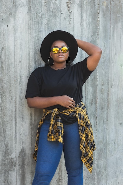 Closeup portret stijlvolle jonge Afro-Amerikaanse meisje met krullend haar in modieuze zonnebril in stedelijke met kopie ruimte en plaats voor reclame zomer hipster foto's met instagram-stijl