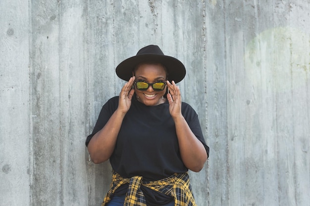 Closeup portret stijlvolle jonge Afro-Amerikaanse meisje met krullend haar in modieuze zonnebril in