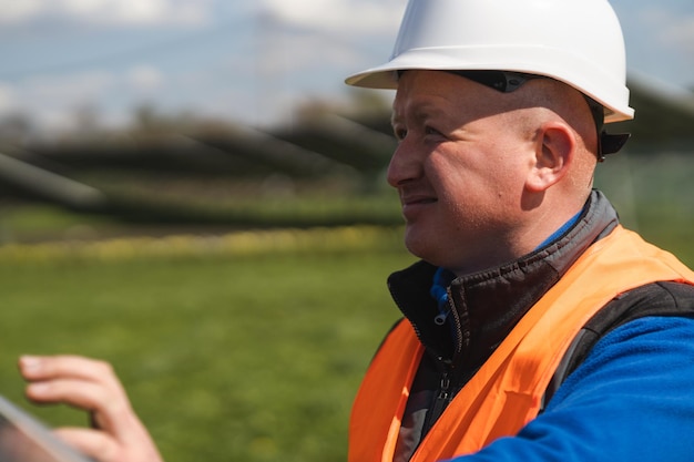 Closeup portret van elektricien ingenieur in bouwvakker